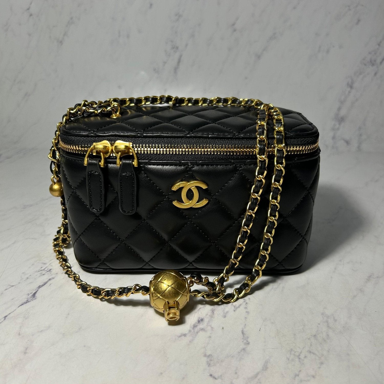 CHANEL VANITY CASE - Image 2