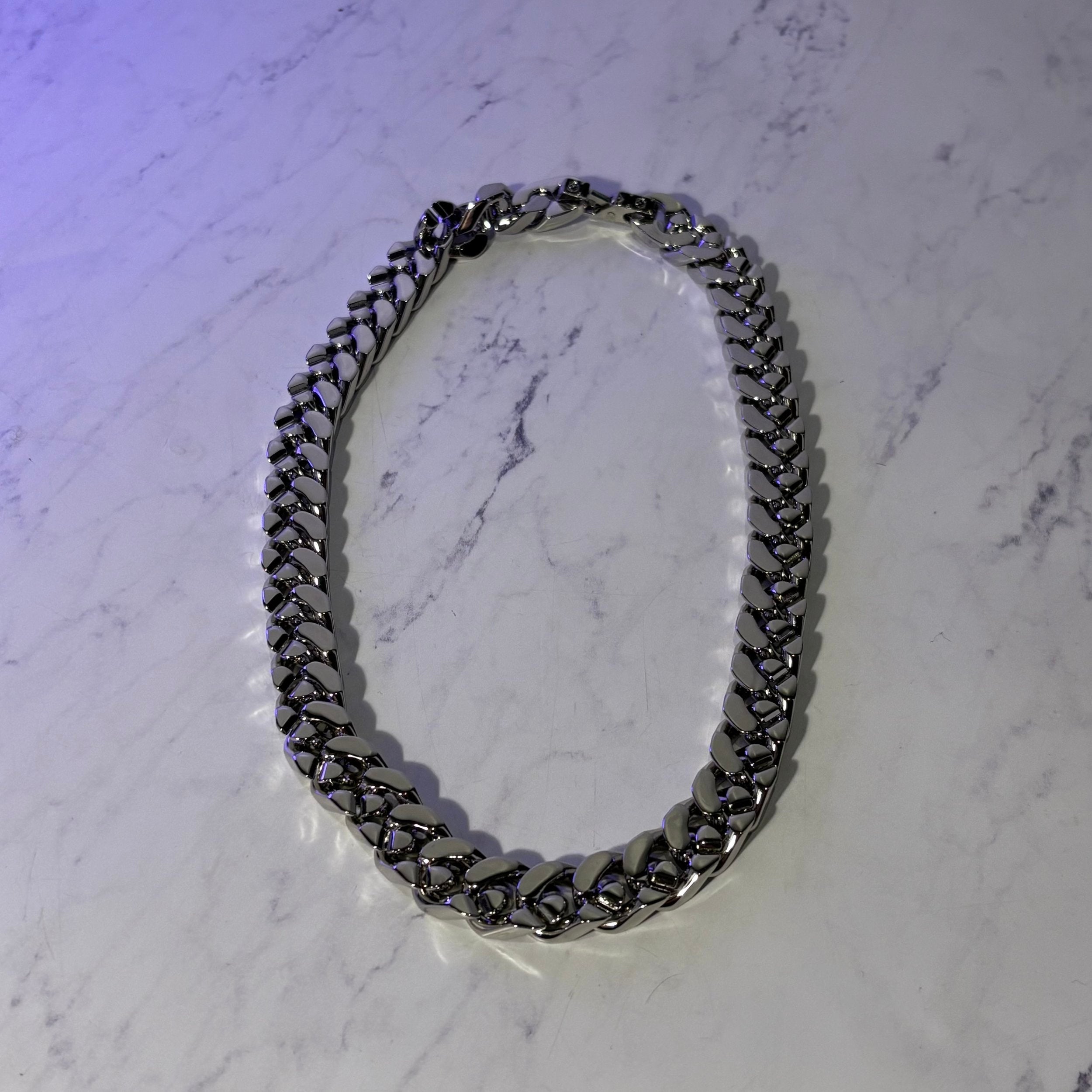 LV CHAIN NECKLACE - Image 8