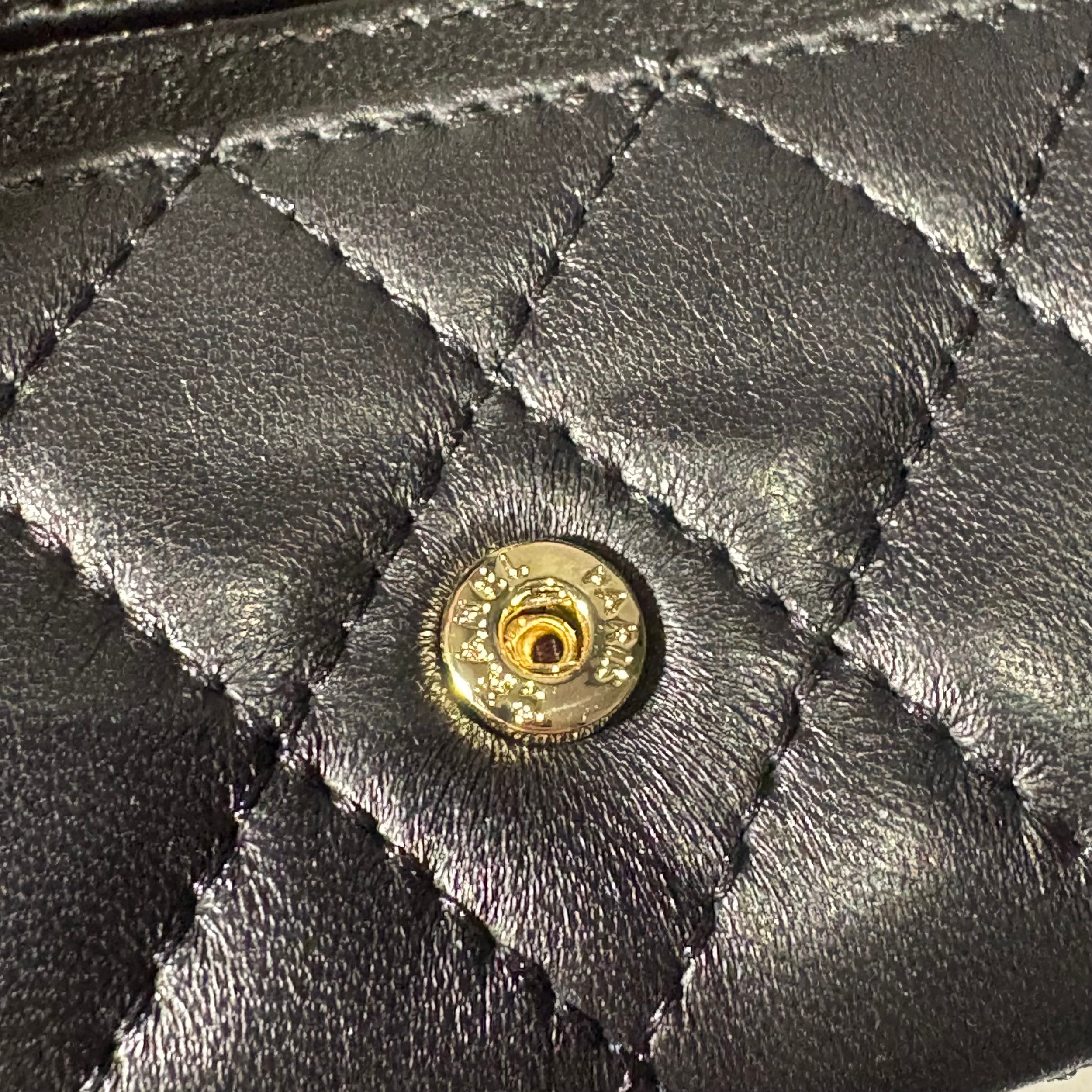 CHANEL WALLET ON CHAIN - Image 8