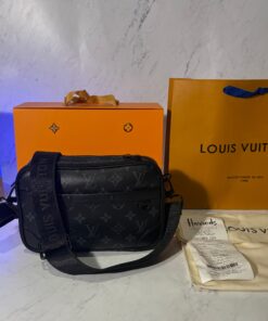 LV ALPHA MESSENGER BAG